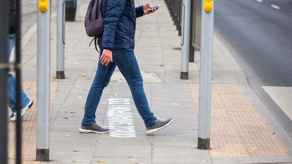 Akcja - Od?�? smartfon i ?yj
08.10.2018 Warszawa Praga Aleja Solidarnosci Przejscie dla pieszych przy Liceum Ogolnoksztalcacym imienia Wladyslawa IV Napis Odloz smartfon i zyj fot. Adam Burakowski/REPORTER
Adam Burakowski/REPORTER