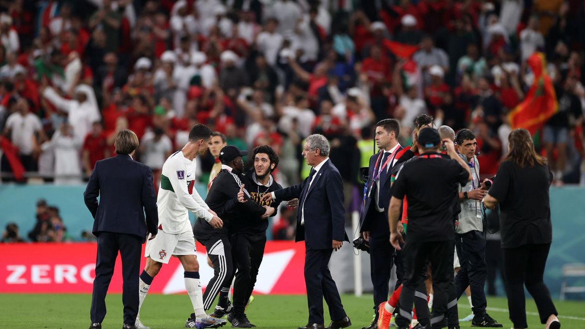 Zdjęcie okładkowe artykułu: Getty Images /  / Jeden z kibiców podbiegł do Cristiano Ronaldo tuż po meczu z Marokiem