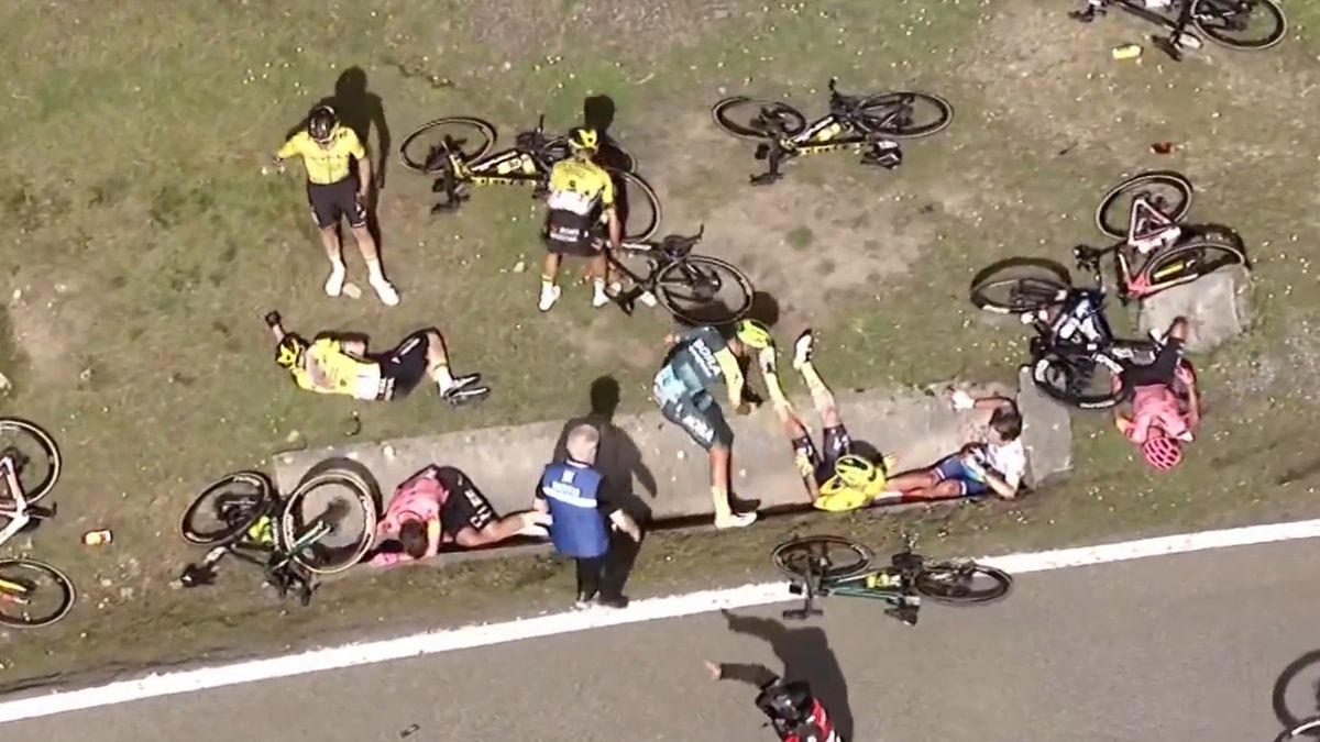 Twitter / Eursport.es / Na zdjęciu: kraksa podczas Wyścigu Dookoła Kraju Basków 