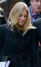 Sienna Miller śpiewająco kocha i nienawidzi