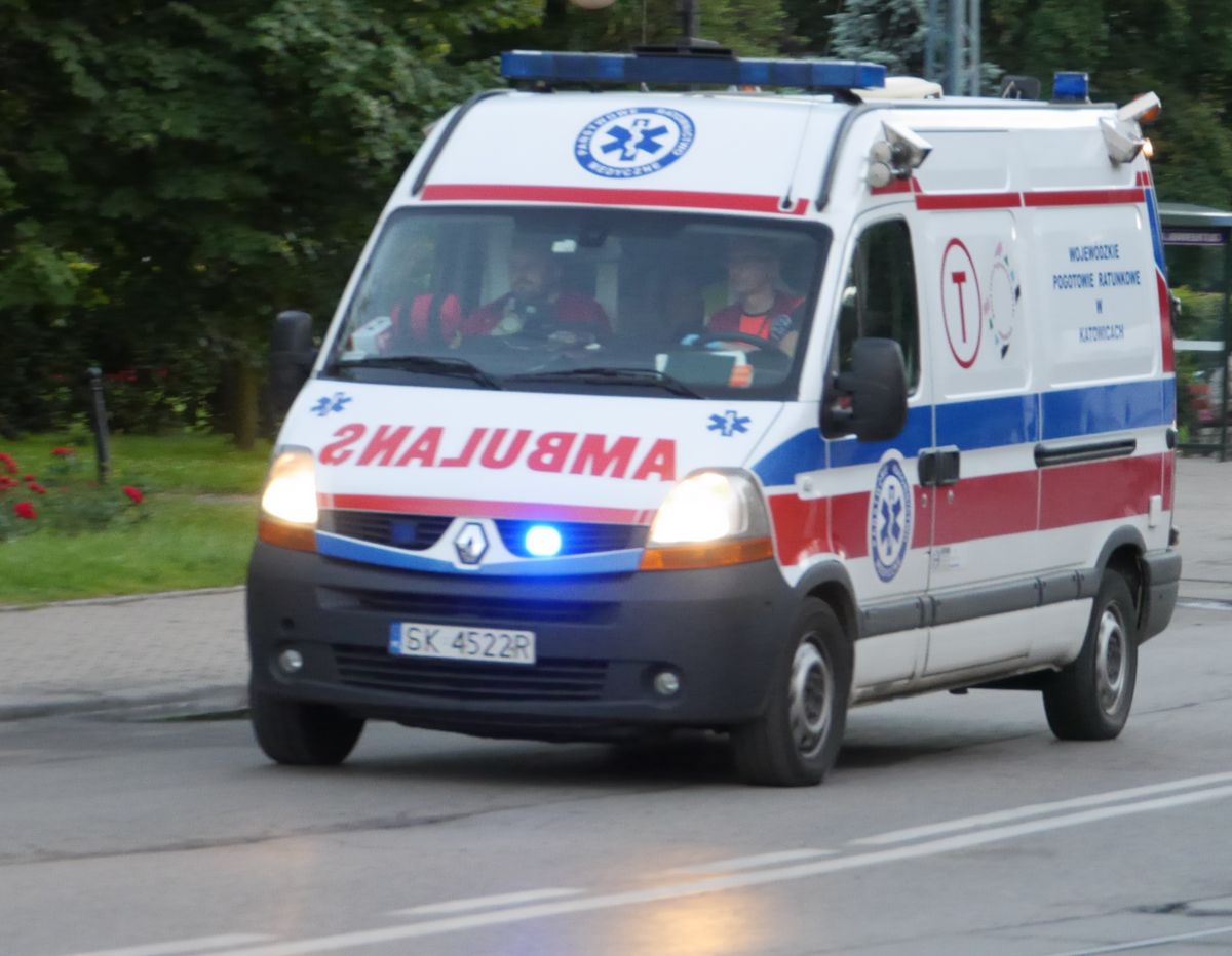 Poważny wypadek na Bemowie w Warszawie. Sygnalizator runął na dziecko