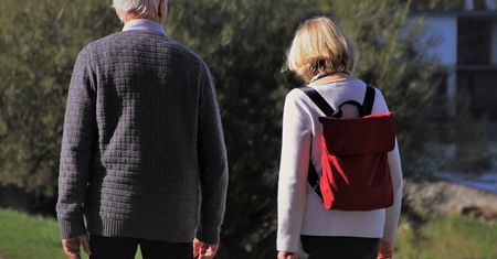 Seniorzy bawią się w Ciechocinku. Sklepikarze mówią co tam się dzieje