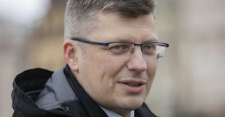 Koronawirus w Polsce. Marcin Warchoł bez maseczki. Cezary Tomczyk nie ma wątpliwości