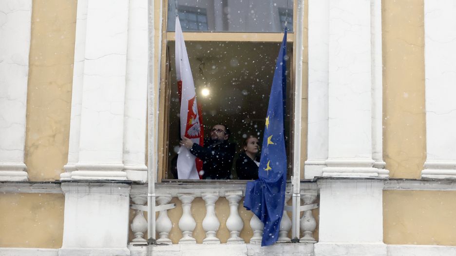 Diplomats remove the Polish and the European Union flags from the Polish Consulate General in St. Petersburg, Russia, 08 January 2025. The Russian Foreign Ministry in December 2024 ordered the closure of the Polish Consulate General in St. Petersburg and three Polish diplomats were declared personae non gratae and ordered to leave Russia in response to the closure of the Russian Consulate in Poznan. EPA/ANATOLY MALTSEV Dostawca: PAP/EPA.