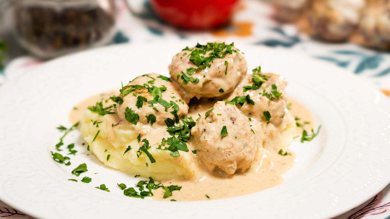 Chicken meatballs with puree