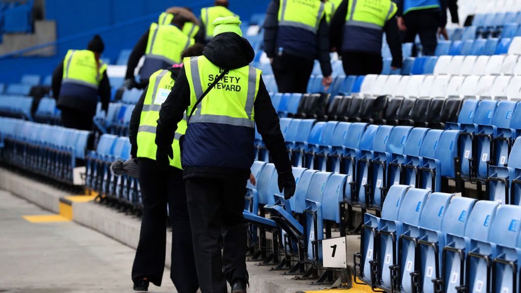 Zdjęcie okładkowe artykułu: Getty Images / Catherine Ivill / Na zdjęciu: ochroniarze na meczu piłki nożnej