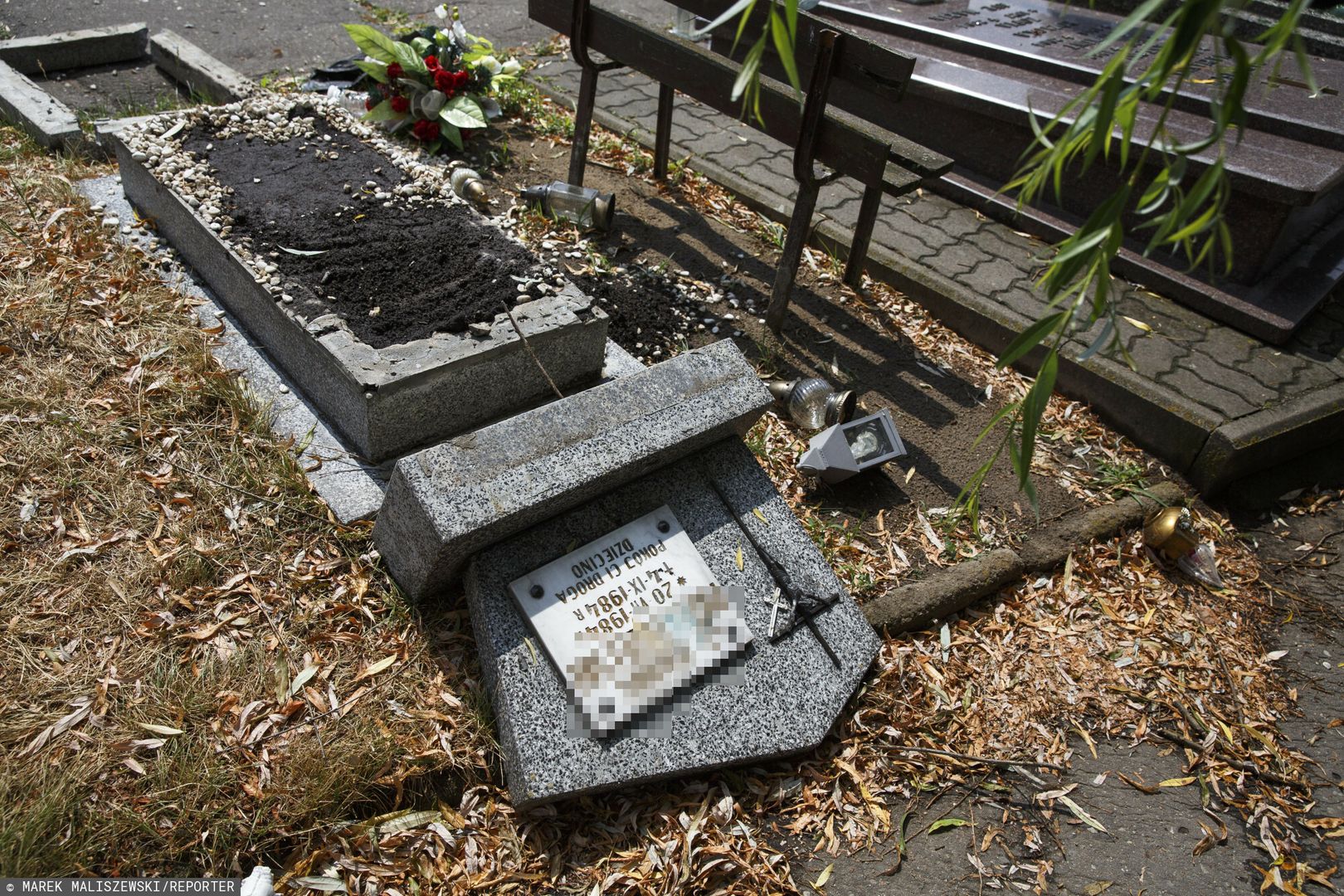 Zniszczone nagrobki na cmentarzu w Łomży