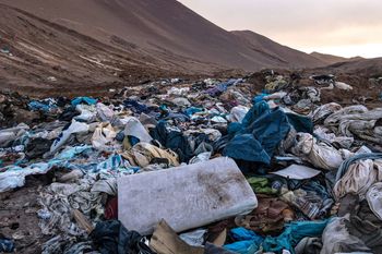 Gigantyczny problem w Chile. Na pustyni zalegają tony ubrań