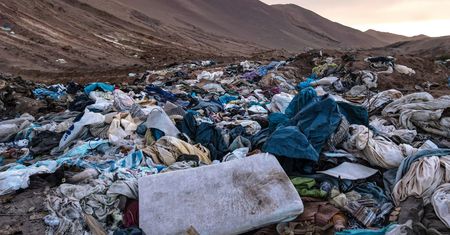 Gigantyczny problem w Chile. Na pustyni zalegają tony ubrań