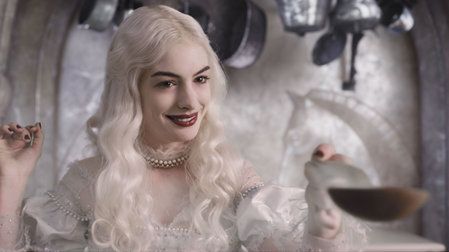 MIRANA, BIAŁA KRÓLOWA (Anne Hathaway)
