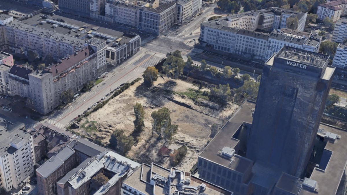 Działka zlokalizowana jest u zbiegu Chmielnej i Żelaznej, na pograniczu Woli i Śródmieścia