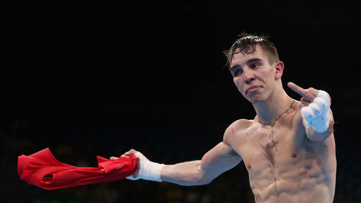 Michael Conlan pokazuje środkowy palec sędziom punktowym podczas igrzysk olimpijskich w Rio de Janeiro