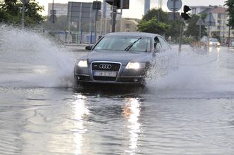 Kierowcy robią błąd wjeżdżając w kałużę, a później załamują ręce. Naprawa kosztuje tysiące