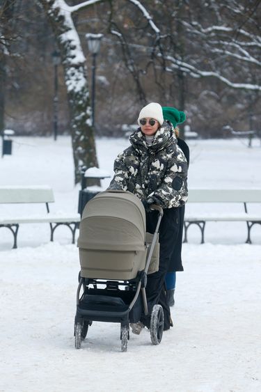 Kasia Sokołowska na spacerze z synem