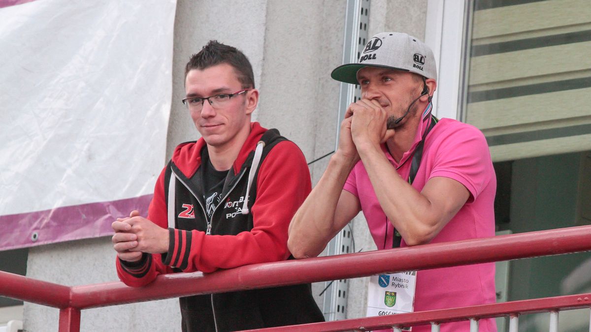 Grigorij Łaguta ogląda z balkonu budynku klubowego mecz ROW-u Rybnik