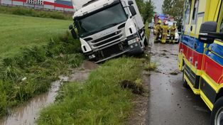 Krześlin: Pijany kierowca ciężarówki wjechał do rowu