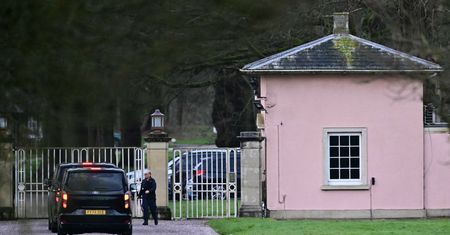 Nieoznakowane auta w Royal Lodge. To nie koniec sprawy Andrzeja