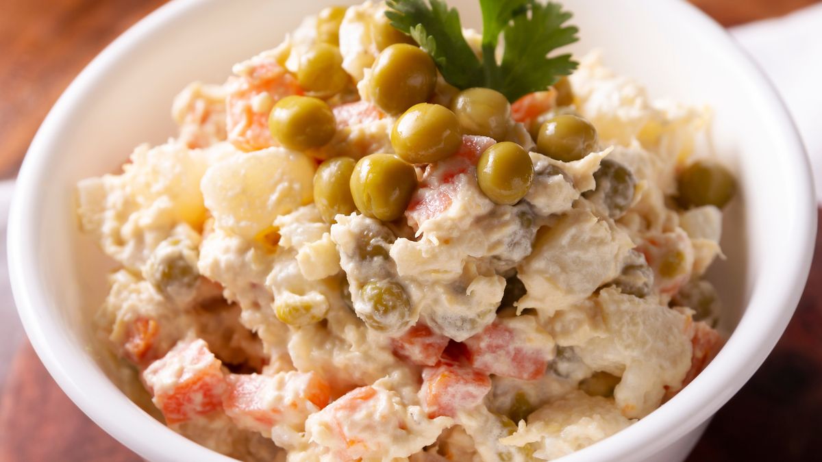 Sałatka jarzynowa z makrelą – przepis krok po kroku