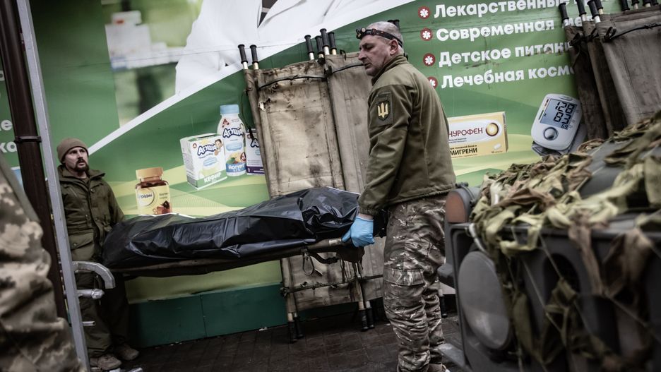 Bachmut, Ukraina, 14.12.2022. Na zdjęciach z 9 bm. transport ciała żołnierza w szpitalu polowym w miejscowości Bachmut w Donieckim Zagłębiu Węglowym. Trwa inwazja Rosji na Ukrainę. (amb) PAP/Eugene Titov