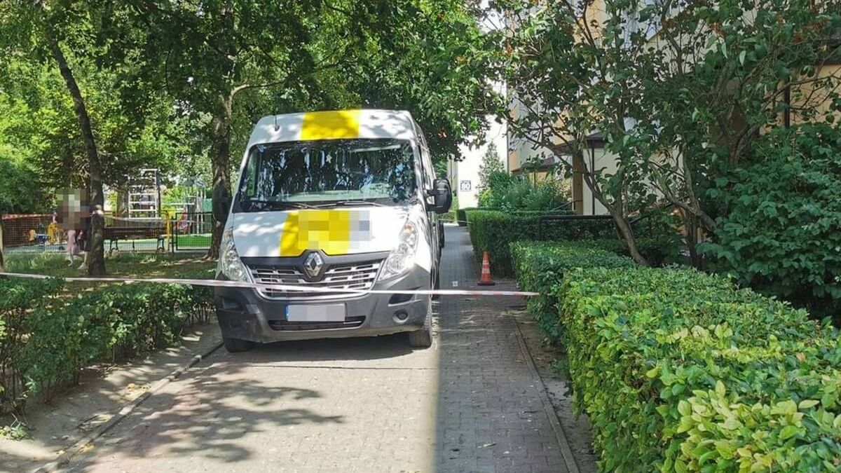 Kurier potrącił kobietę na chodniku pod blokiem przy ul. Krańcowej