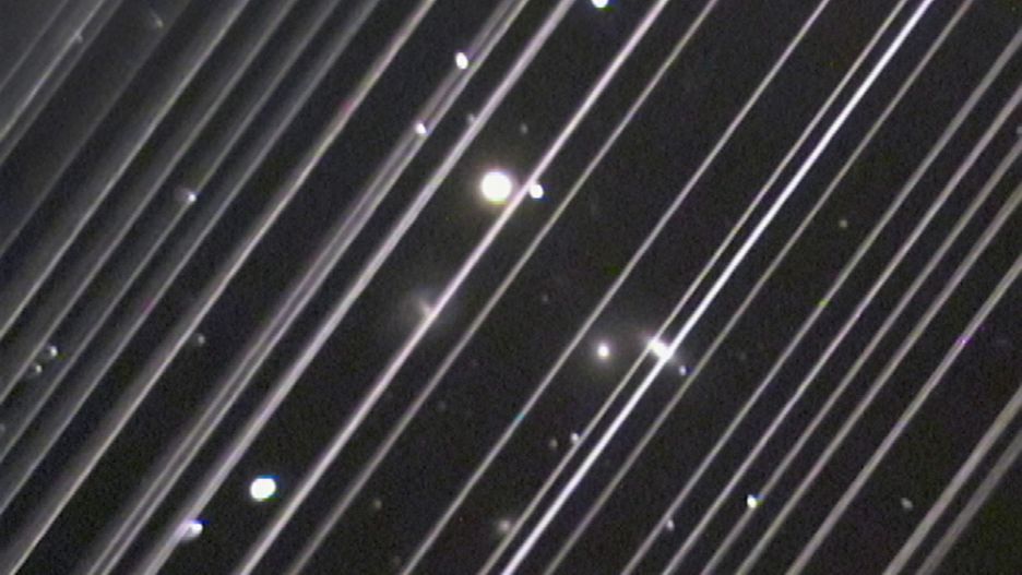 Ślady satelitów Starlink SpaceX uniemożliwiają prowadzenie obserwacji astronomicznych