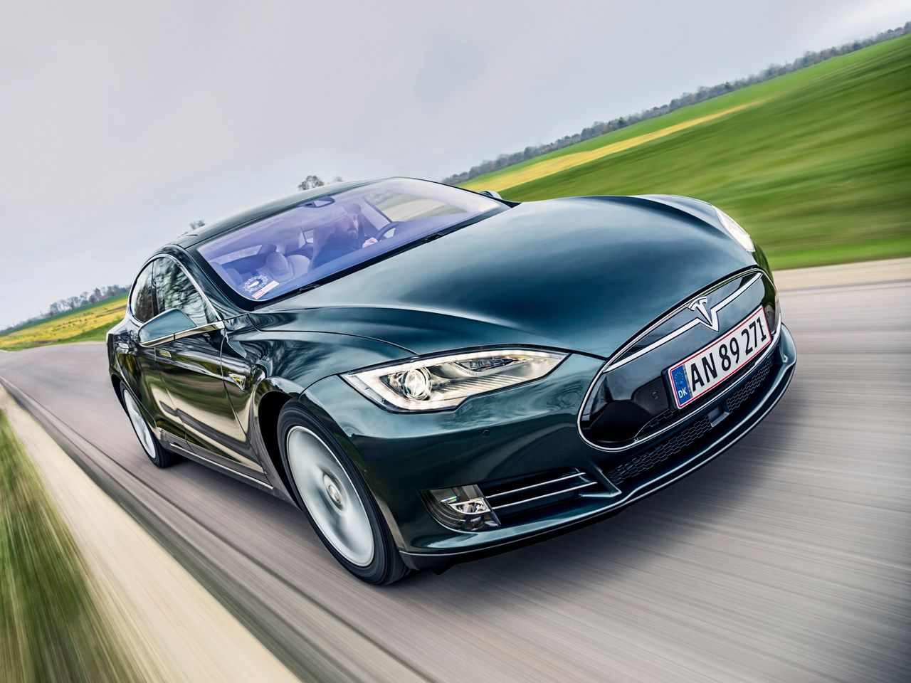 Tesla Model S po 400 000 km jako taksówka. Naprawa droga, ale tylko jedna!