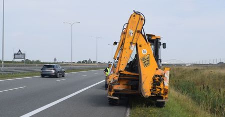 Koparką po autostradzie. 22-latek wskazał winnego