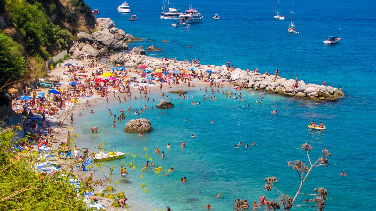 Tłumy zalewają Capri