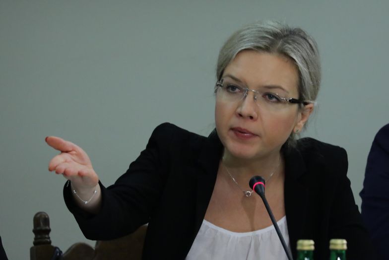 - Minister Cichocki ma jutro zeznawać niejawnie w sprawie syna Donalda Tuska. Myślę, że jutro nie powie nic - oceniła.