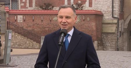 13. rocznica katastrofy smoleńskiej. Prezydent złożył kwiaty na grobie Lecha i Marii Kaczyńskich