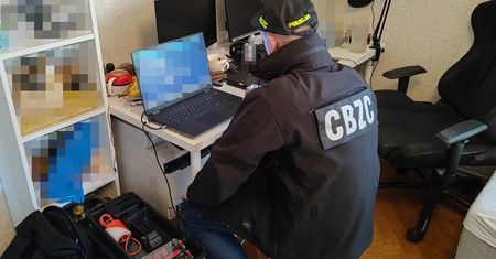 Policjanci zatrzymali 23-latka z Warszawy podejrzanego o uwodzenie dzieci przez  internet.