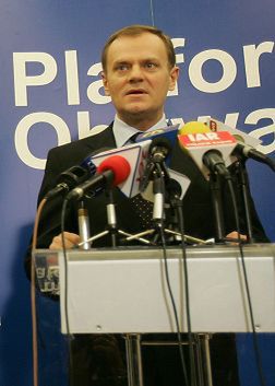 Tusk prosi L.Kaczyńskiego o dobrą prezydenturę