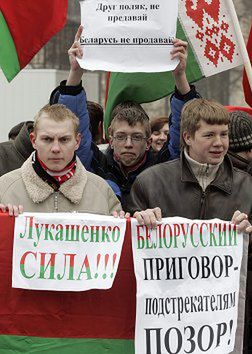 Czwarty dzień demonstracji przed ambasadą polską w Mińsku