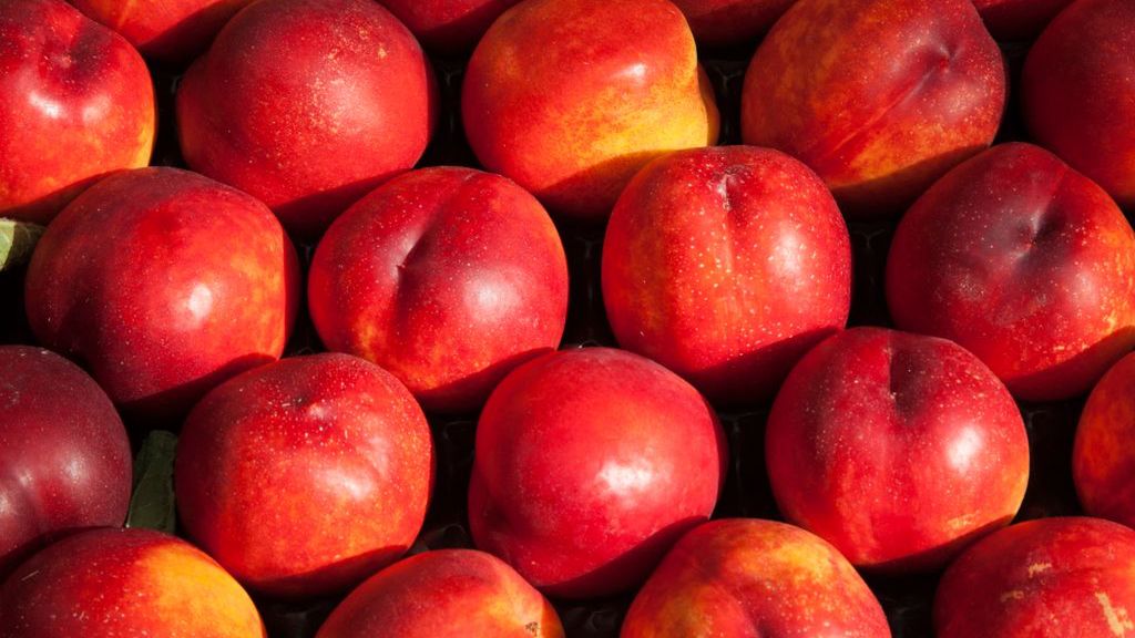 Jesz owoce przed pójściem spać? Nieświadomie sobie szkodzisz i przybierasz na wadze