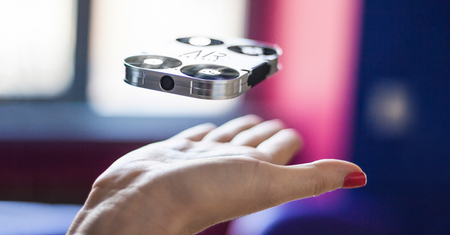 AirSelfie to malutki, kieszonkowy dron, dzięki któremu poznacie nową perspektywę robienia selfie