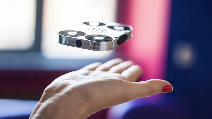 AirSelfie to malutki, kieszonkowy dron, dzięki któremu poznacie nową perspektywę robienia selfie 1