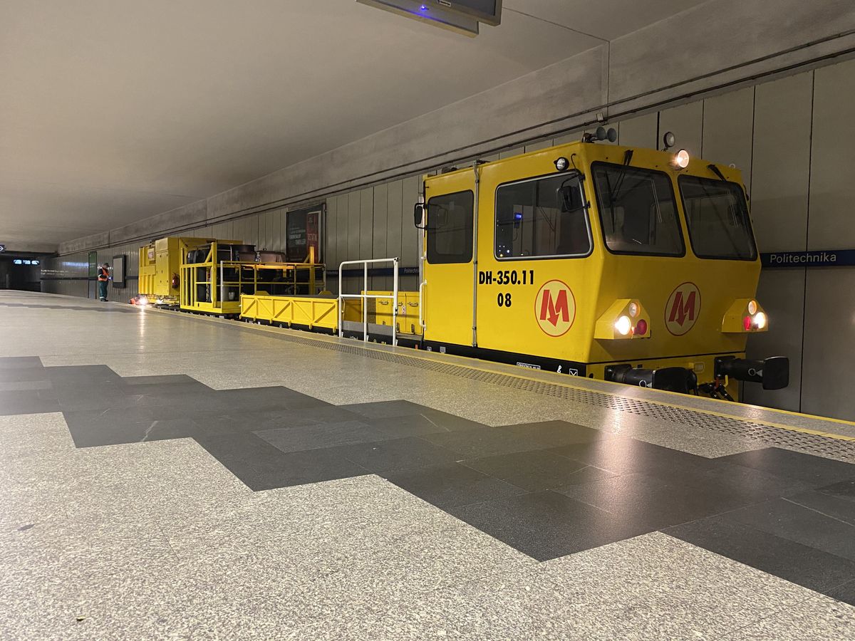 Warszawa. Ogromny odkurzacz czyści metro w nocy