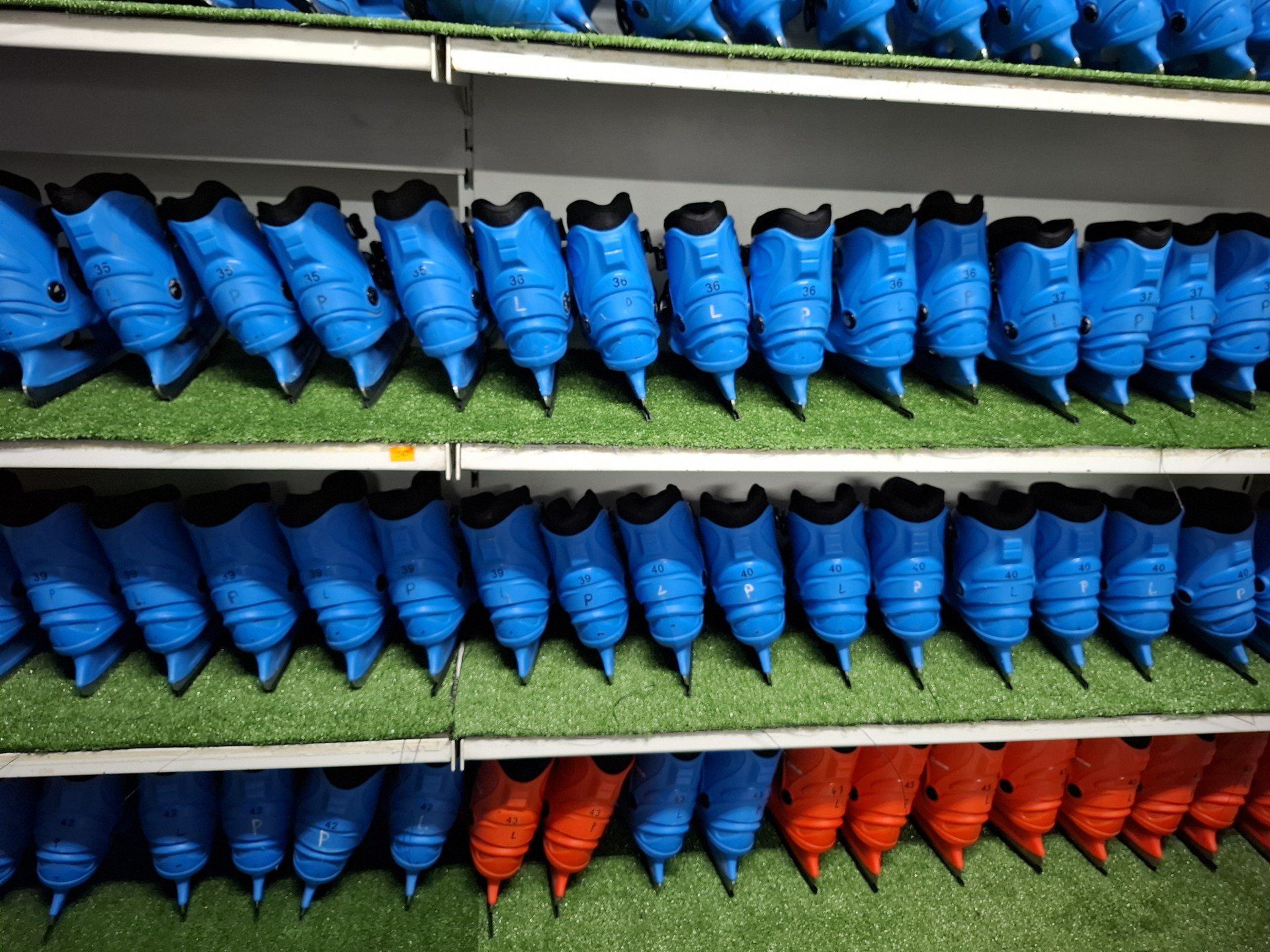 Nie trzeba mieć własnych łyżew. Dla mieszkańców przygotowano wypożyczalnie sprzętu.