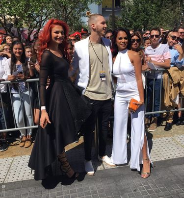 Aleksandra Gintrowska oraz Jordan Morris i Estelle Lavaud, gala Billboard Music Awards 2016 (fot. Jastrząb Post Exclusive)