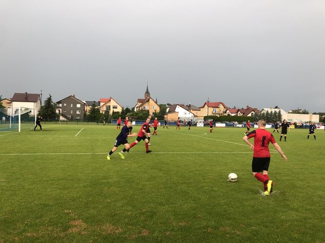 Stadion Orląt znajduje się na obrzeżach miasteczka. Kilkaset metrów za kościołem. (fot. Maciej Siemiątkowski)