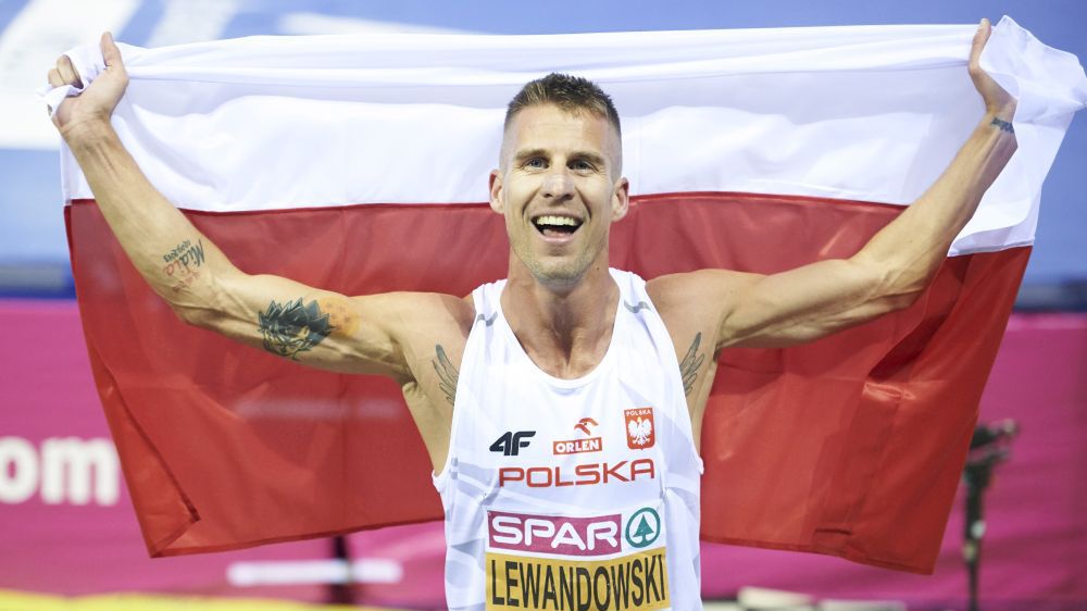 Marcin Lewandowski po zdobyciu złotego medalu w Halowych Mistrzostwach Europy w Glasgow w 2019 rorku