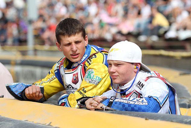 Paweł Parys (z lewej) zdobył dla klubu z Pardubic 7 punktów