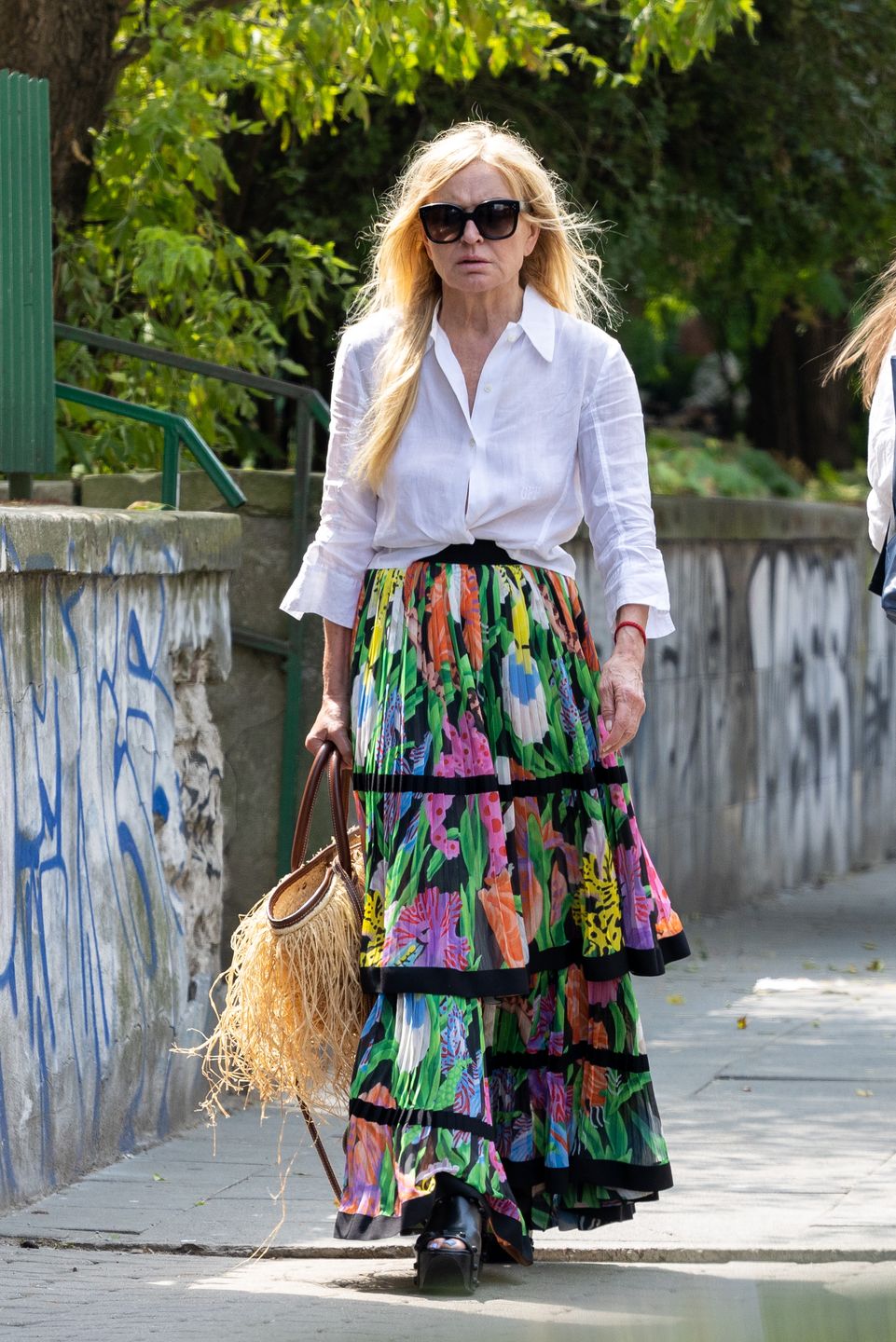 Monika Olejnik spaceruje po Warszawie