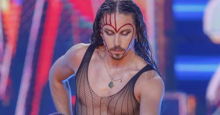 Michał Szpak zaśpiewał w Sopocie i zwalił z nóg publiczność. Także kreacją