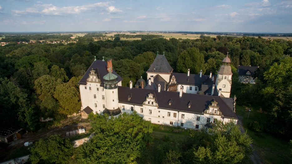Widok z drona na zamek w Dąbrowie