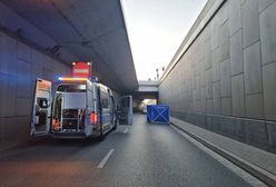 Makabryczny wypadek w Łodzi. Przeszedł przez barierki i runął do tunelu