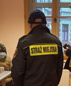 Śląsk. Zmarznięta kobieta siedziała na ławce, noc spędziła na dworze. Pomogli mundurowi