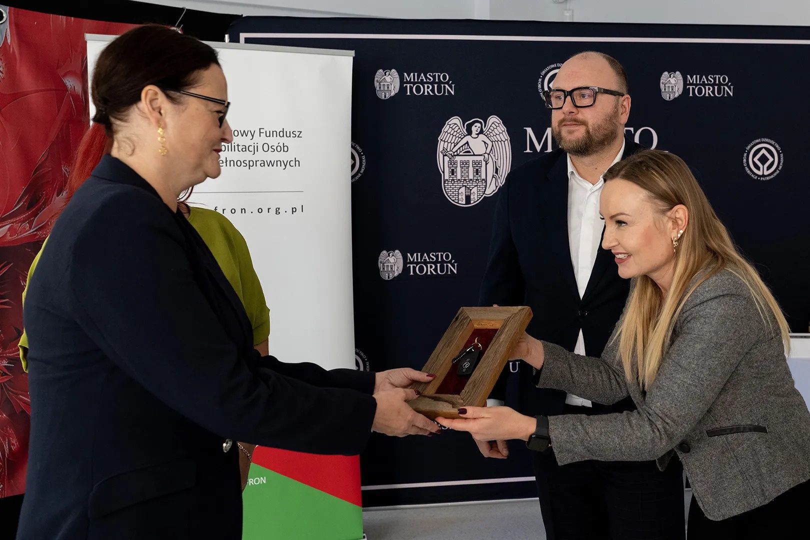 Zespół Szkół nr 26 w Toruniu otrzymał nowy autobus do przewozu uczniów z niepełnosprawnościami.