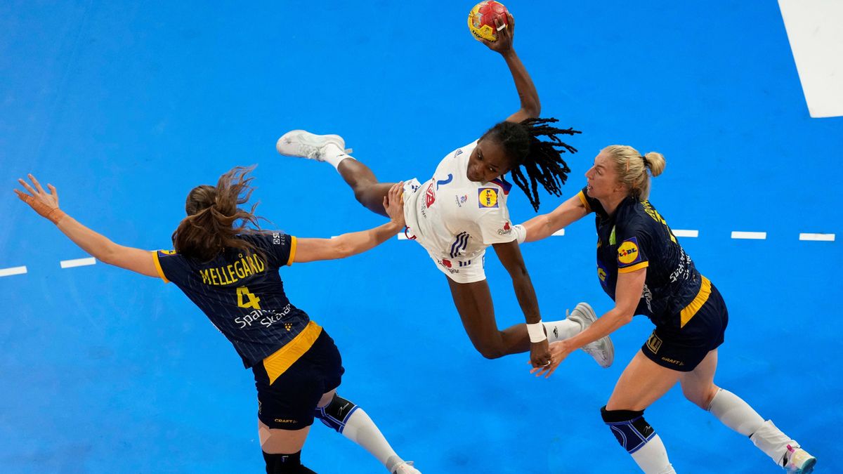 PAP/EPA / Enric Fontcuberta  / Na zdjęciu: Meline Nocandy (przy piłce)