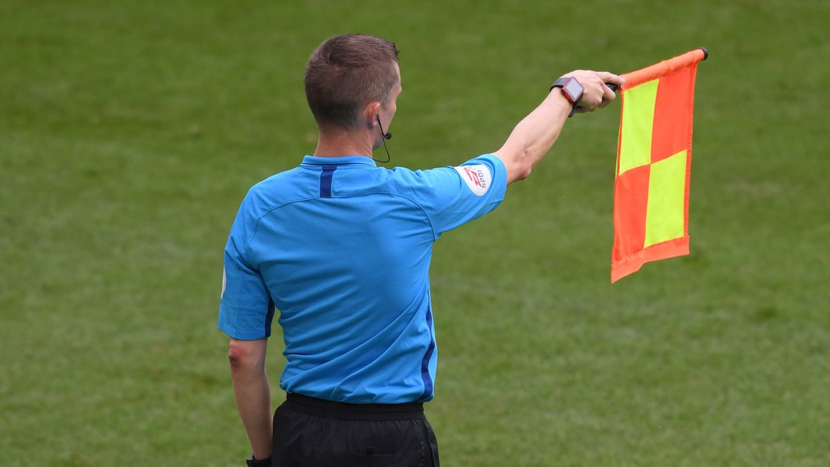 Getty Images / Stu Forster / Na zdjęciu: sędzia sygnalizujący spalonego (zdjęcie poglądowe)